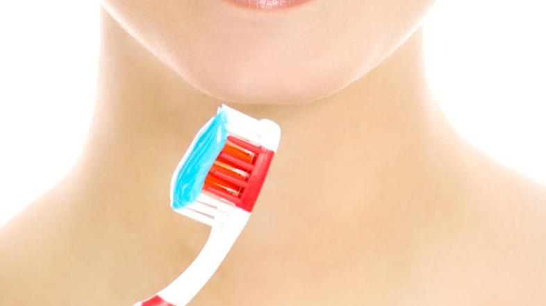 Pazite, kakšno zobno pasto in kakšno krtačko uporabljate. (Foto: Shutterstock)