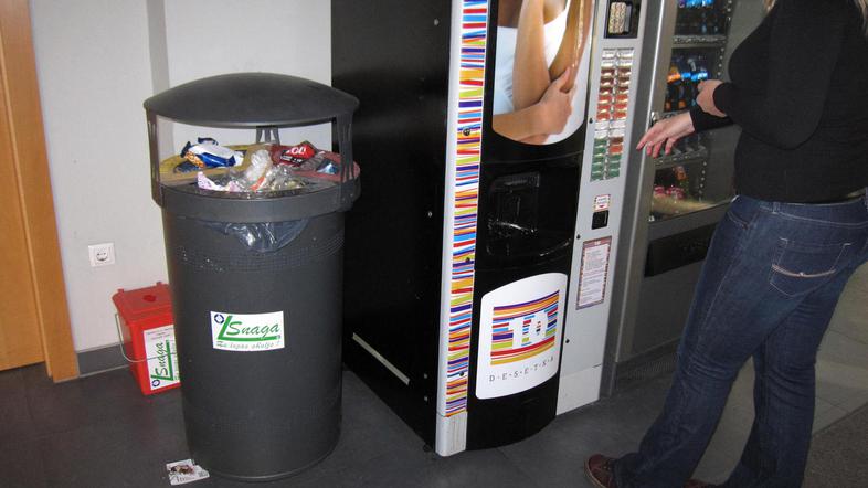 Čeprav na ekonomsko-poslovni fakulteti imajo koš za ločeno zbiranje odpadkov, št