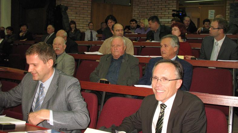 Jože Artnak (desno spodaj), prejšnji šentjurski pod- župan, meni, da bo debata o