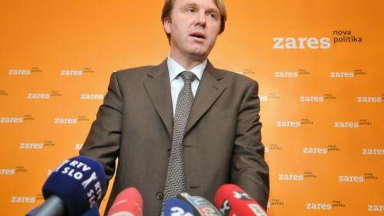 Erjavca je Golobičeva izjava o nerešljivosti krize presenetila. (Foto: Dejan Mij