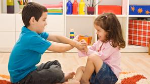 Prvorojenci so čustveni in ljubosumni, drugorojenci pa se zgodaj naučijo prilago