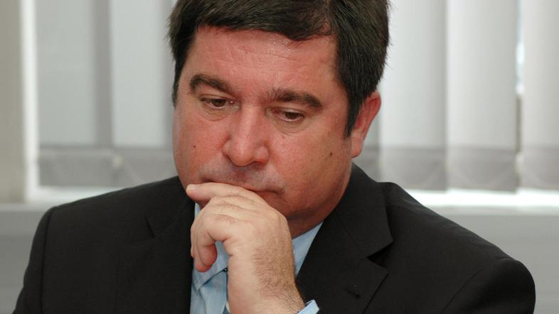 Robert Časar in eden od bivših članov uprave Luke naj bi sklenila pogodbo za fik