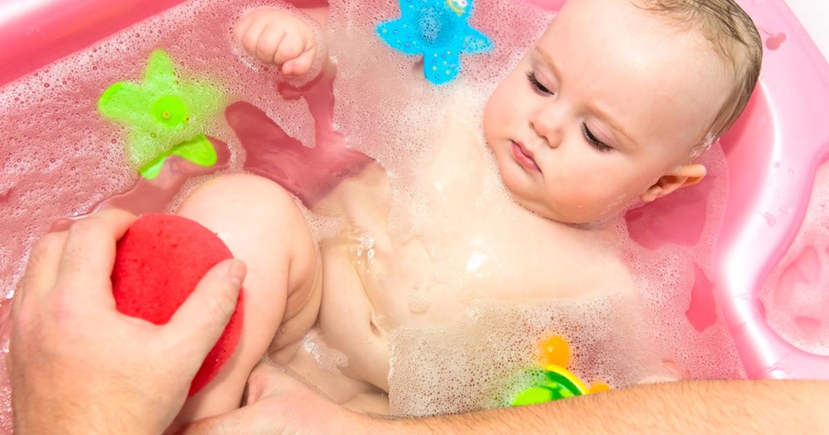 Детей моют в ванной. Ванночка для детей. Купание малыша. Малыш купается. Ванночка для купания новорожденного.
