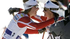 Članici zmagovalne norveške štafete: Astrid Jacobsen in Marit Björgen.