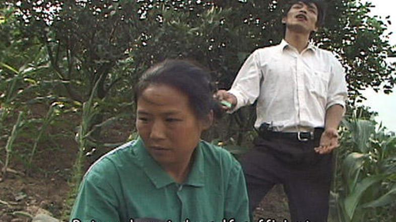Severnokorejci na skrivaj gledajo pretihotapljene video kasete.