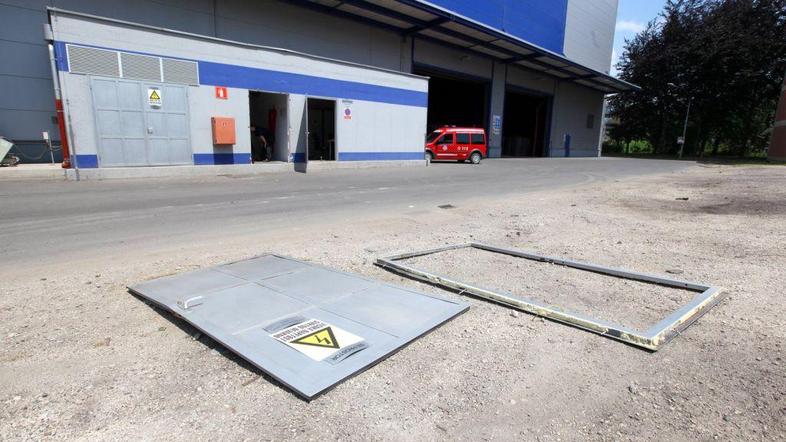 Zaradi eksplozije in požara je na obmožju Železarne Ravne izpadla električna ene