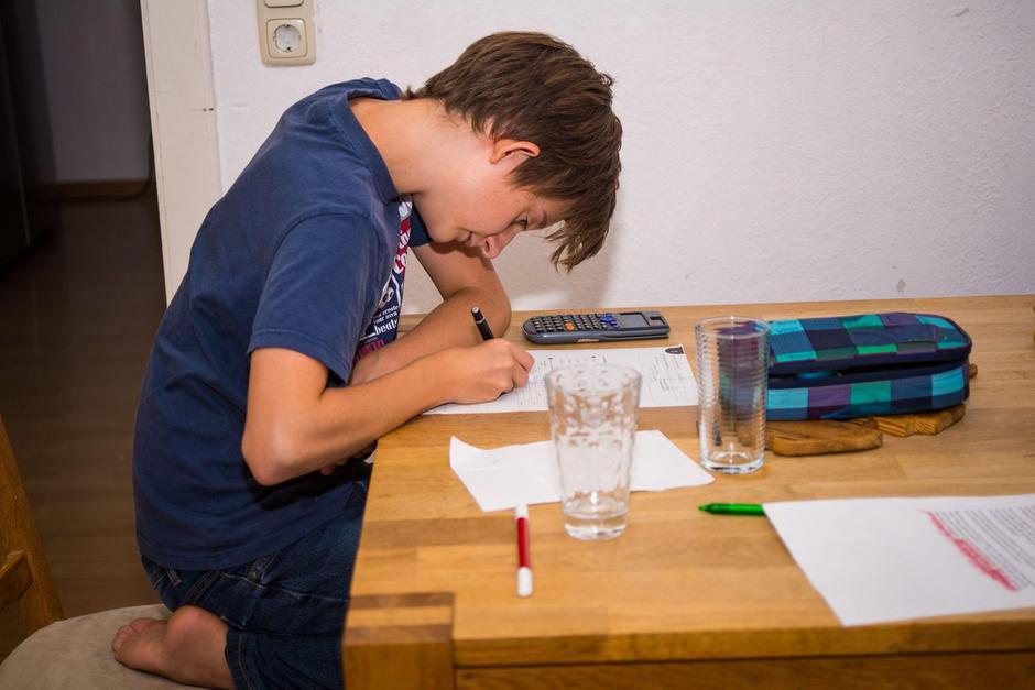otroke med delanjem domače naloge | Avtor: Profimedia