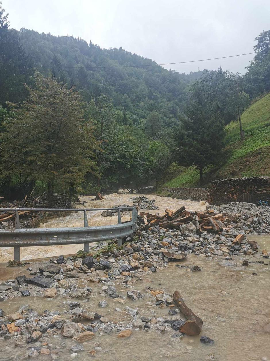 poplavljena in poškodovana glavne cesta med Idrijo in Želinom | Avtor: PP Idrija