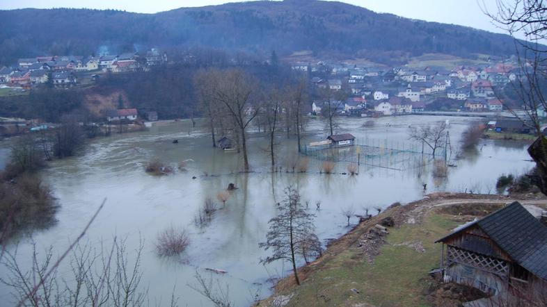 Zaradi razmočene zemlje plazovi grozijo zlasti v zahodni in osrednji Sloveniji. 