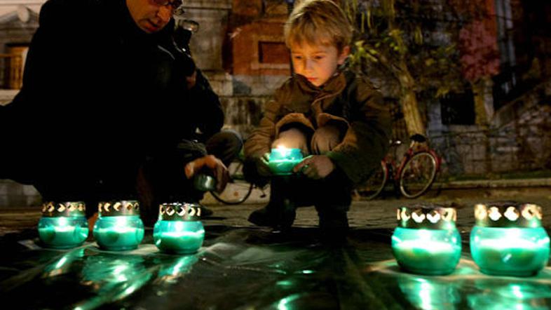 Svečke v spomin so med drugim prižgali tudi na Prešernovem trgu v Ljubljani. (Fo