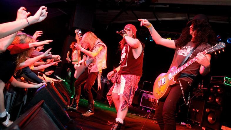 Leta 2006 se je zasedbi G2R pridružil Steven Adler, prvotni bobnar Guns N' Roses