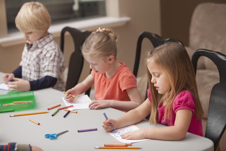 otroci v vrtcu barvajo | Avtor: Profimedia