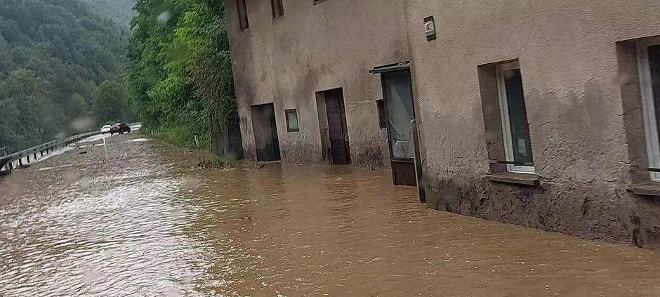 vodna ujma poplave cesta Spodnja Idrija-Cerkno pri potoku Grda grapa | Avtor: Aljaž Leban/URSZR izpostava Nova Gorica