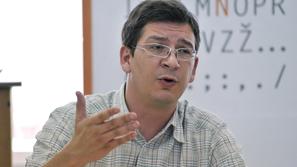 Predsednik Društva novinarjev Slovenije Grega Repovž je novinarje in novinarske
