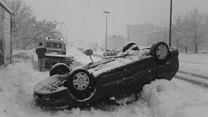 Zaloška cesta prevrnjen avtomobil sneg
