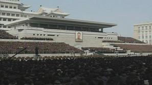 Zadnji del pogrebne slovesnosti Kim Jong Ila v Pjongjangu, 29. 12. 2011.