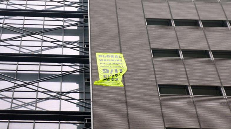 Robert je po prihodu na vrh stolpnice razvil transparent z napisom, da podnebne 