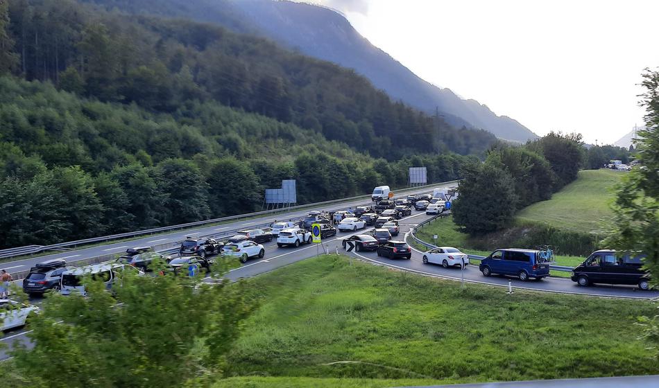 Na primorski avtocesti več kot 10-kilometrski zastoj