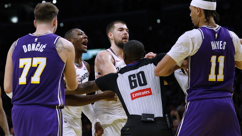 Luka Dončić in Jaxson Hayes proti Los Angeles Clippers