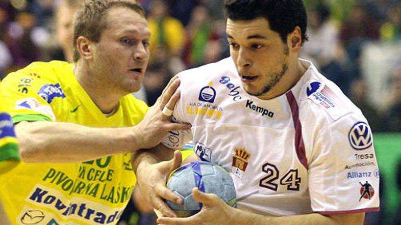 Edvard Kokšarov, legenda celjskega rokometa (levo)