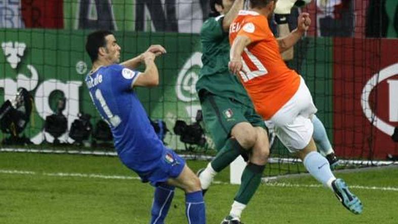 Wesley Sneijder je po hitrem protinapadu v 31. minuti izid povišal na 2:0.
