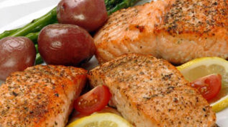 Okrasite z limono in peteršiljem.