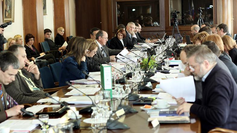 Poslanci matičnega odbora so tretjemu členu včeraj namenili "le" tri ure. Do zda