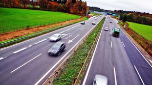 Slovenija 30.10.2013 avtocesta, avtomobili, voznja, hitrost, cesta, promet; foto