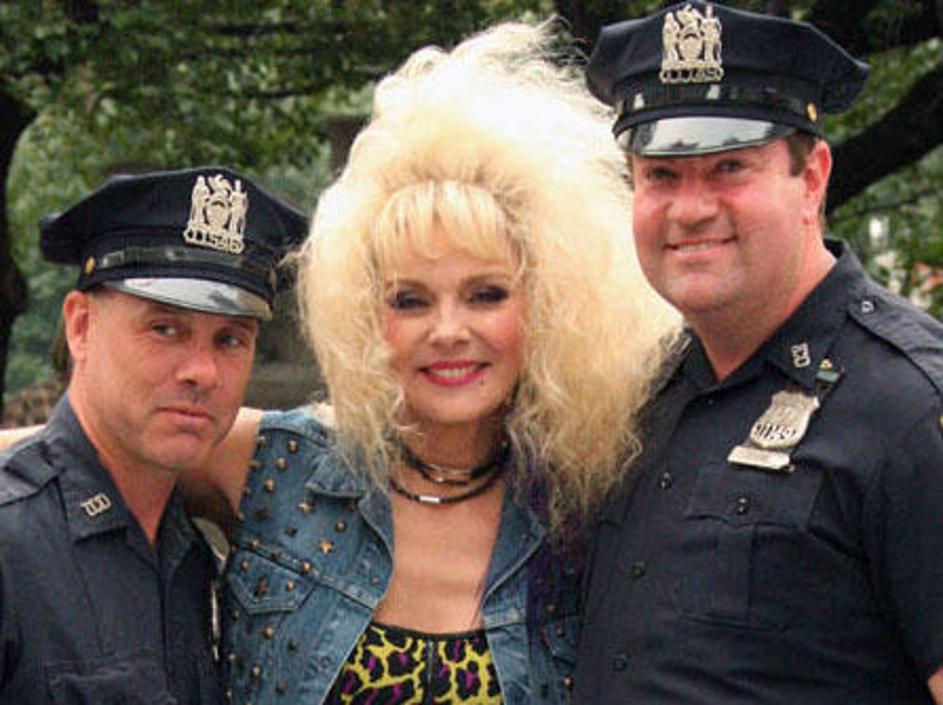 Samantha je nasmejala policista.