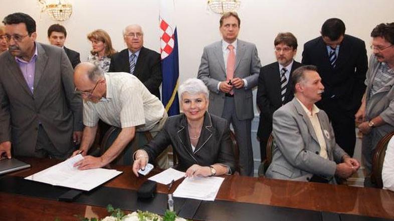 Po dveh nočeh pogajanj so včeraj petnajst minut čez polnoč hrvaški sindikati jav