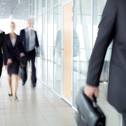 Delavci v poslovnih oblekah in z aktovkami
