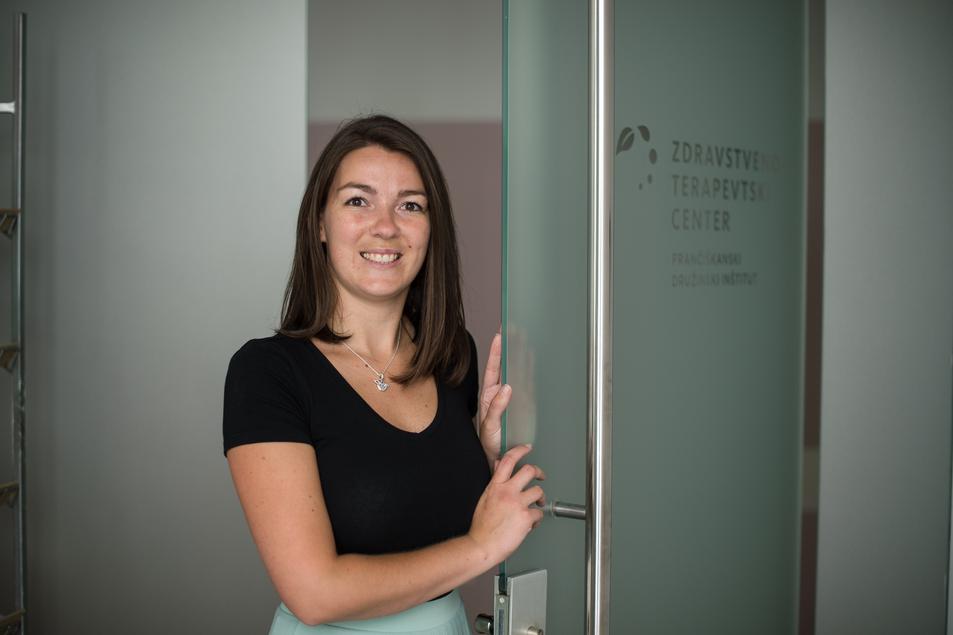 URŠKA MIKOLIČ, zakonska in družinska psihoterapevtka – stažistka