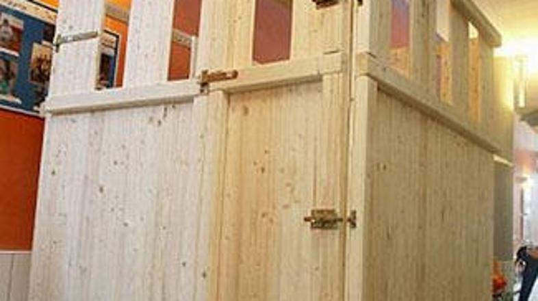 Lesena kletka je velika štiri kvadratne metre.