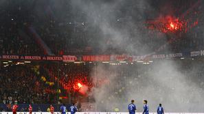 Tekma v Hamburgu, kjer je gostoval Ajax, je imela tudi huliganski uvod.