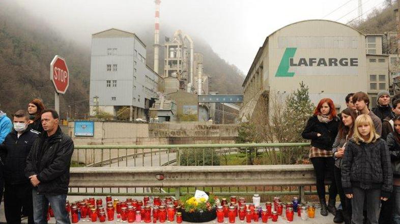 V eni od akcij so okoljski aktivisti pred Lafargom prižhali sveče. (Foto: Eko kr