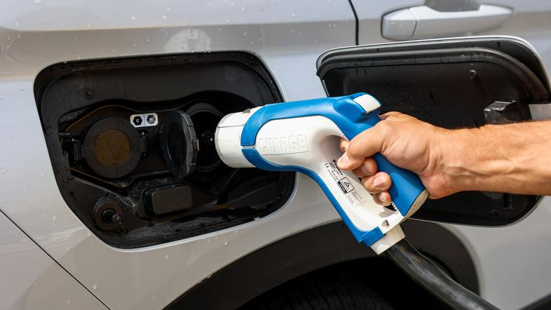 Priključni hibrid PHEV mitsubishi eclipse cross polnjenje električna polnilnica