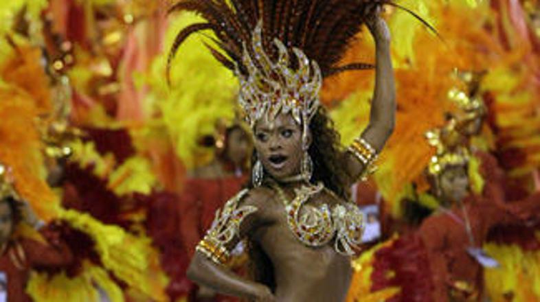 Pomankljivo oblečene plesalke