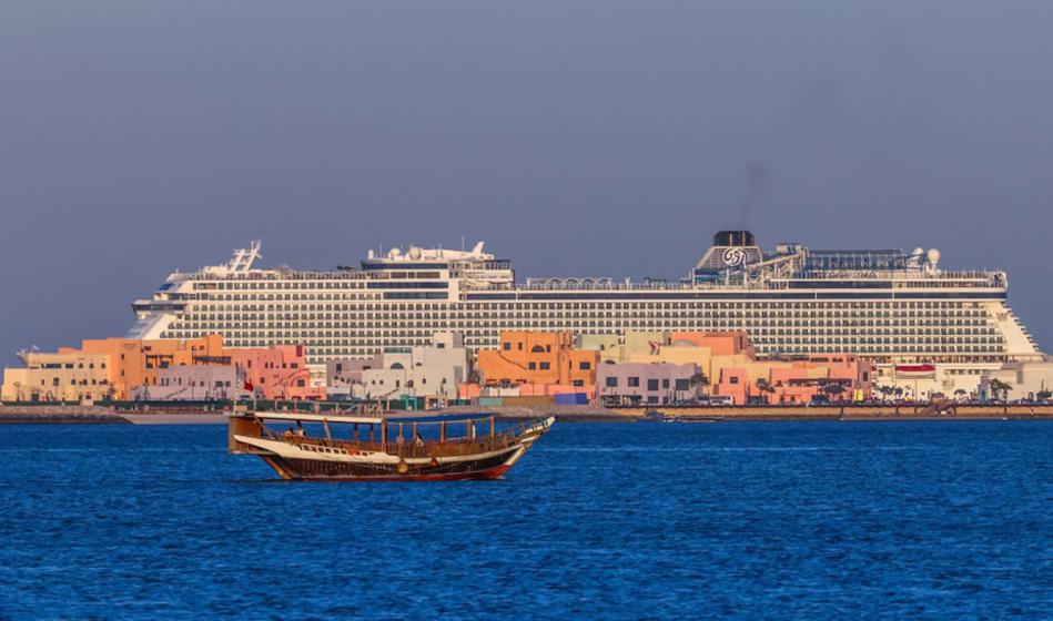 Dopustnik s križarke: Iranska raketa padla poleg naše ladje s tisoči turisti