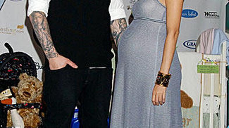 Mladi par je presrečen, odkar se je rodila njuna Harlow Winter Kate.