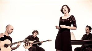 Pesmi, zbrane v Obleci me v poljub, so nastajale zadnjih petnajst let.  (Foto: A