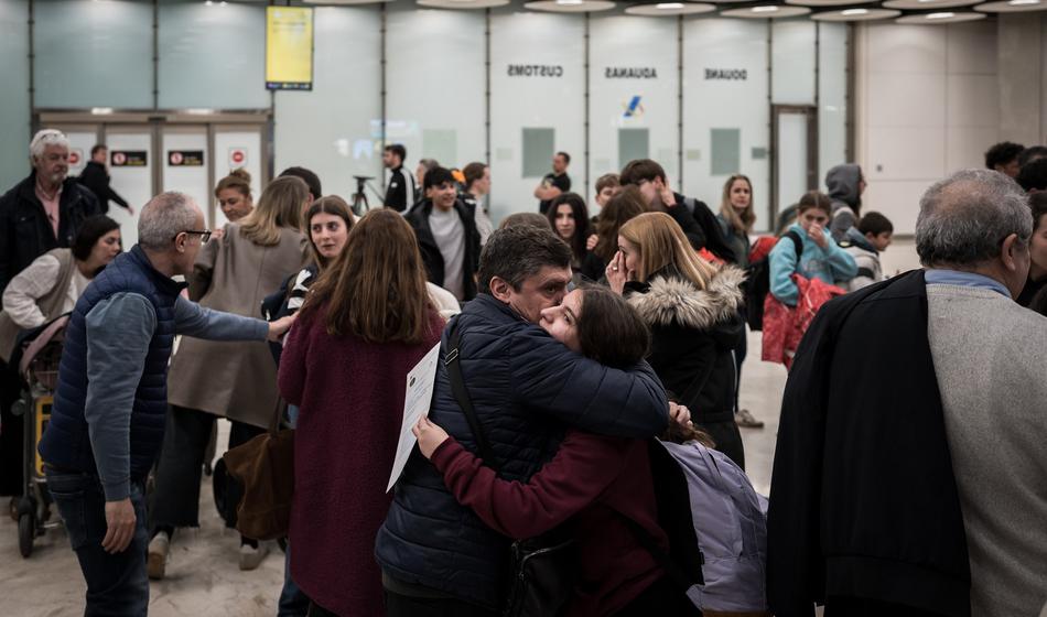 Prihod evakuacijskega leta se zamika, težave imajo tudi Avstrijci