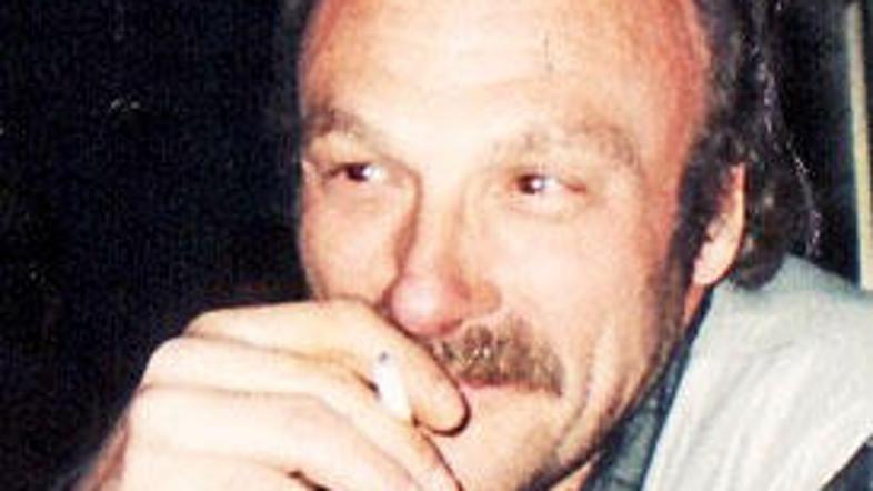 Policija opozarja, da je moški najverjetneje oborožen z nožem.