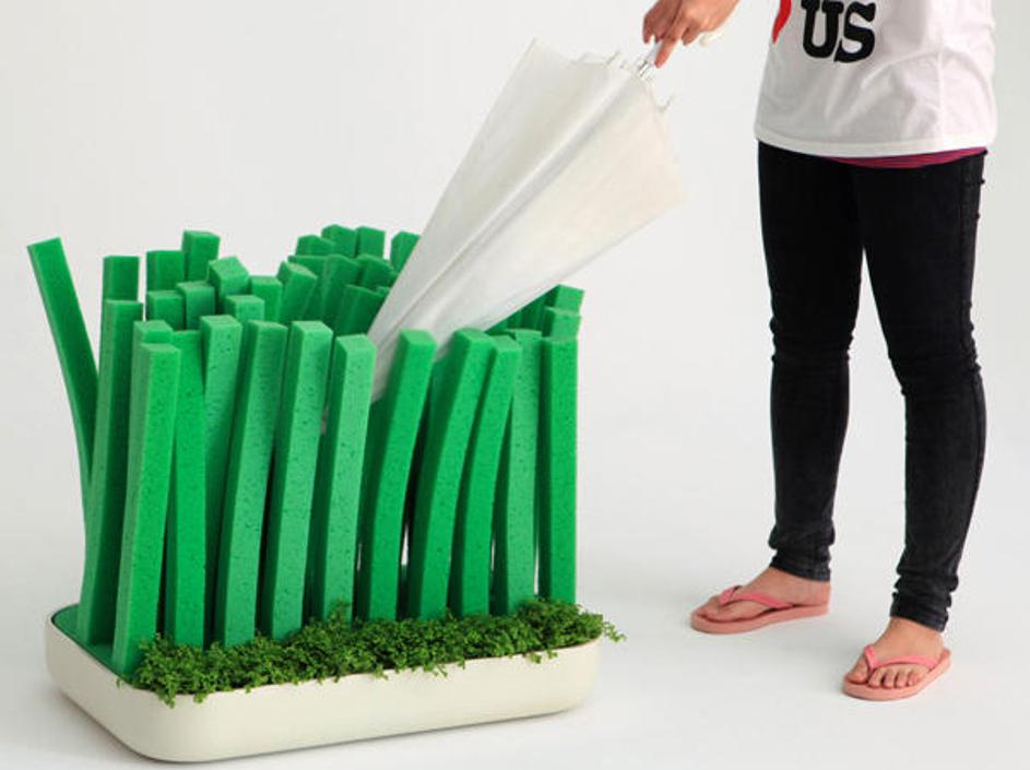 "Odcejalnik" za dežnike Lawn For Rain. Oblikovanje: Cun-Min Zheng, Yan-Zhen Li i