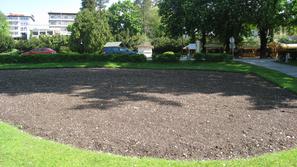 Osrednja cvetlična greda v Zdraviliškem parku, ki je z raznovrstnim cvetjem obič