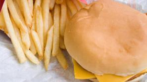 Britanci bodo s svojimi mobilnimi telefoni lahko plačevali v McDonald'su. (Foto: