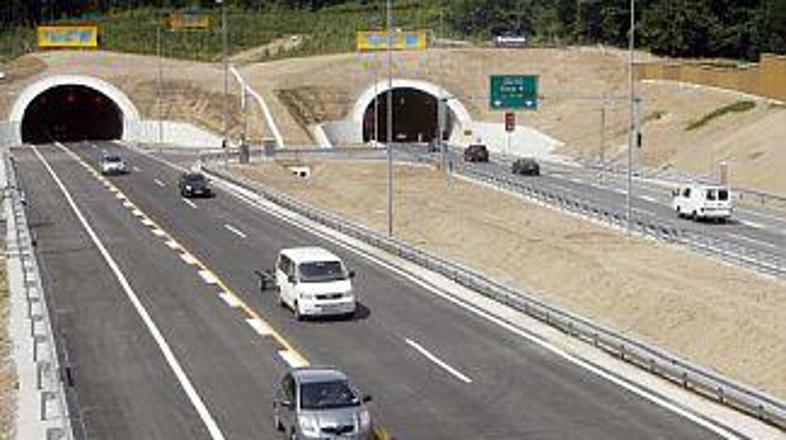 Z uvedbo vinjet se je na nekaterih cestninskih postajah število prehodov izrazit