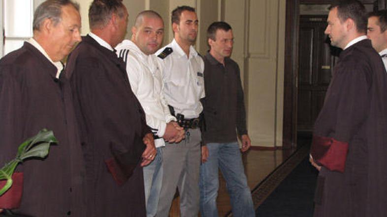 Leon Podlogar (tretji z leve) in Janez Schuller (peti z leve) pred izrekom sodbe