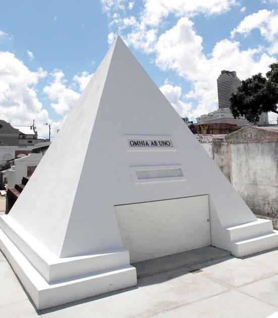 nicholas cage, grobnica