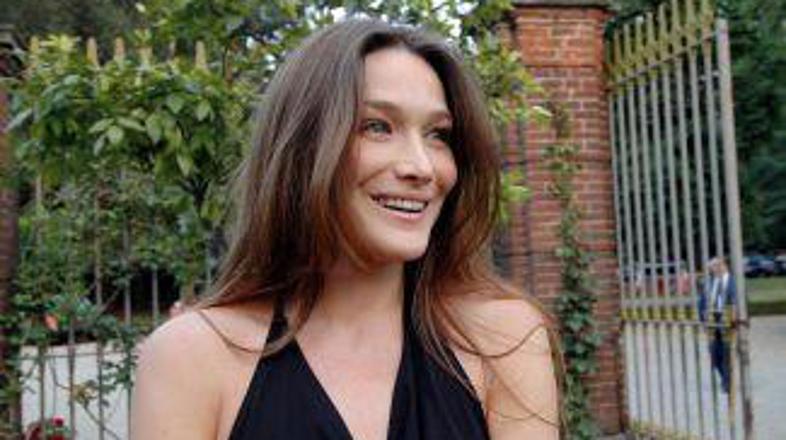 Carlin nasmeh razoroži vsakega moškega.