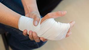 poškodovana roka povita v povoj